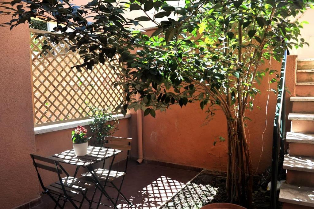 Casa Con Giardinetto Al Centro Di Apartamento